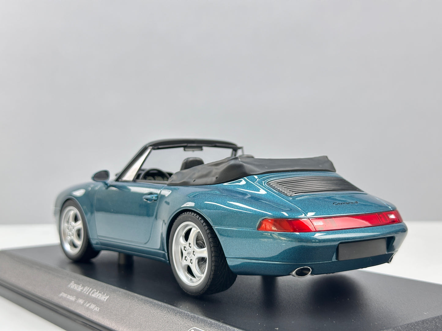 MINICHAMPS 1/18 Porsche 911 (993) Cabriolet – Metallic Green (155061132)