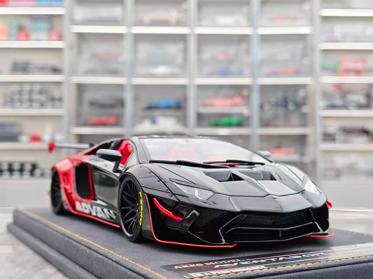 ARES MODEL 1/18 Lamborghini Aventad 2.0 ROADSTER Black/Red ARES013