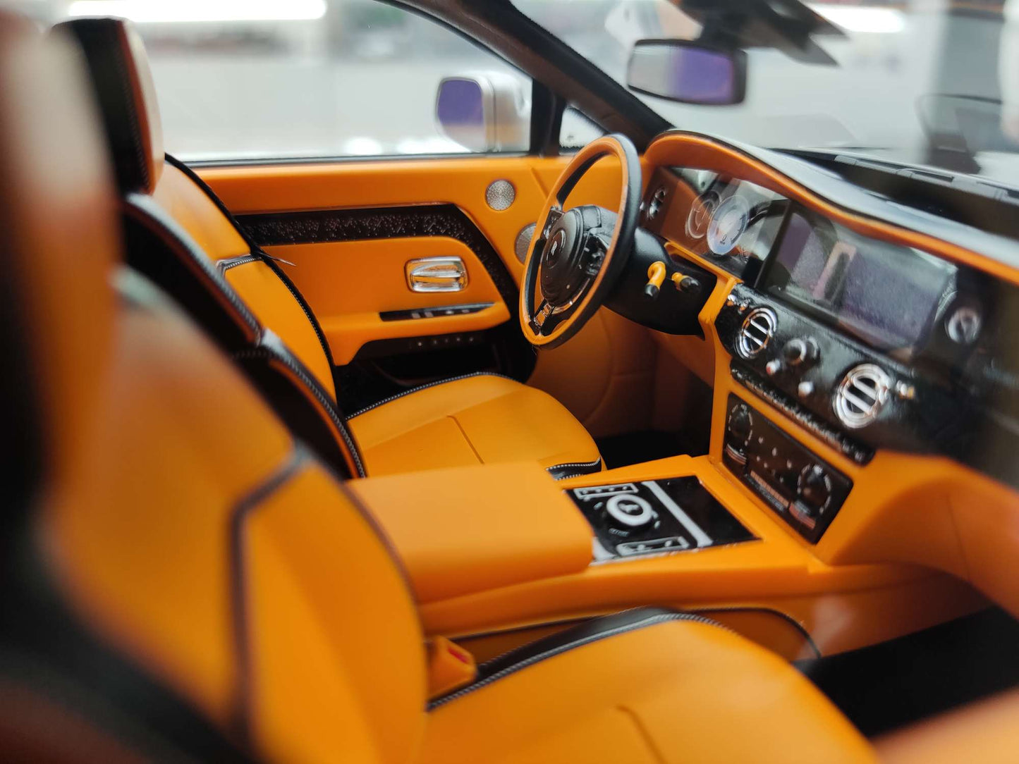 HH Model 1/18 Rolls-Royce Spectre, Platinum Grey/Diamond Black (HH375)