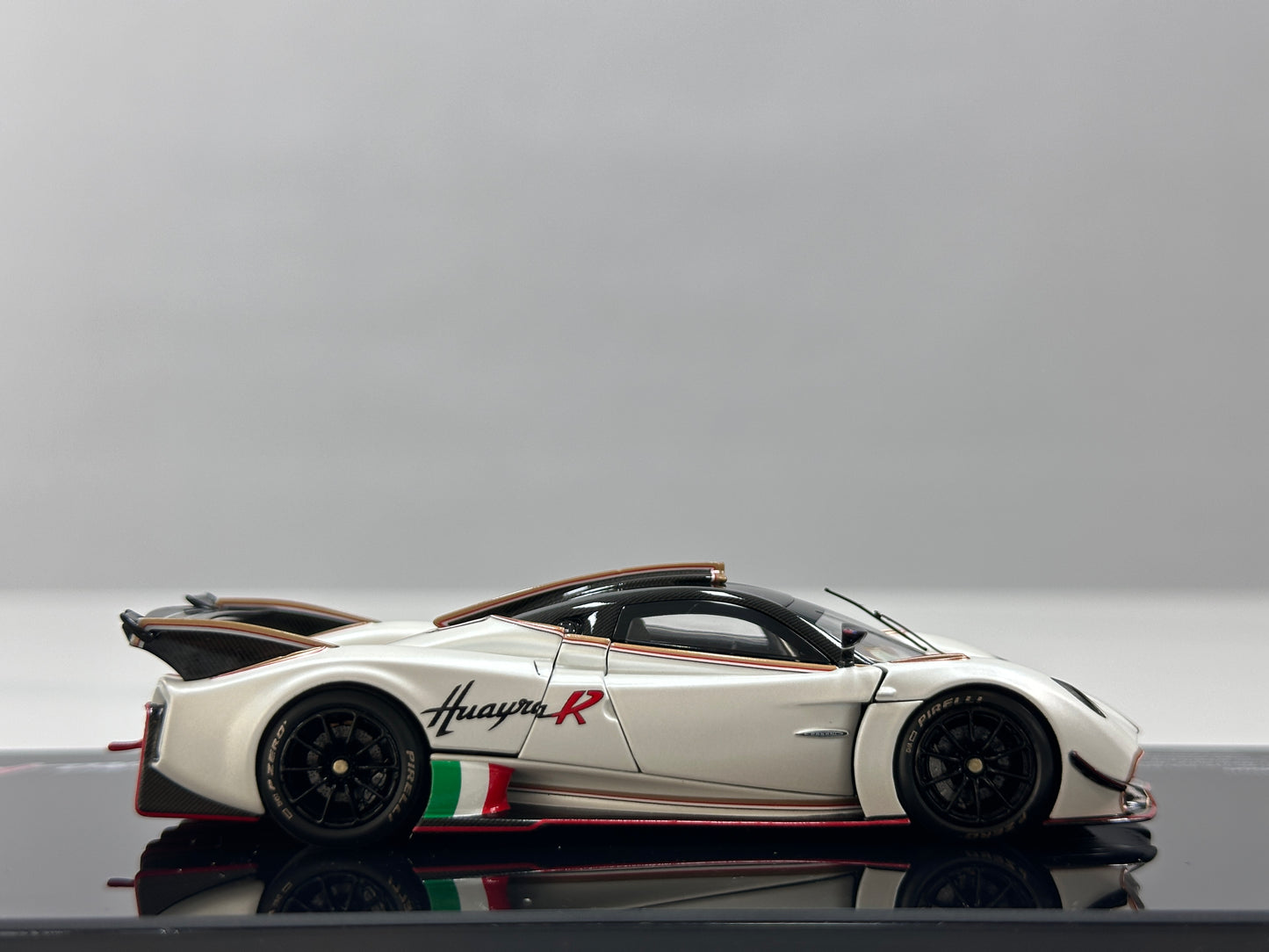 LCD 1/43 Pagani Huayra R Die-cast Model (Fully Opening Parts) - Matte White (LCD43017-PW)