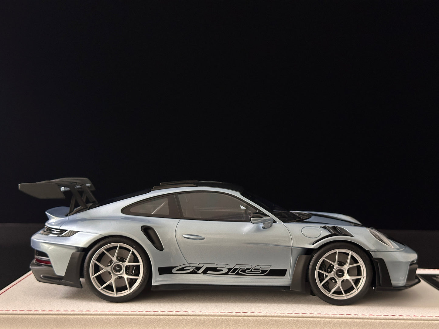 GH MODEL 1/18 Porsche 992 GT3RS Ice Blue GH016