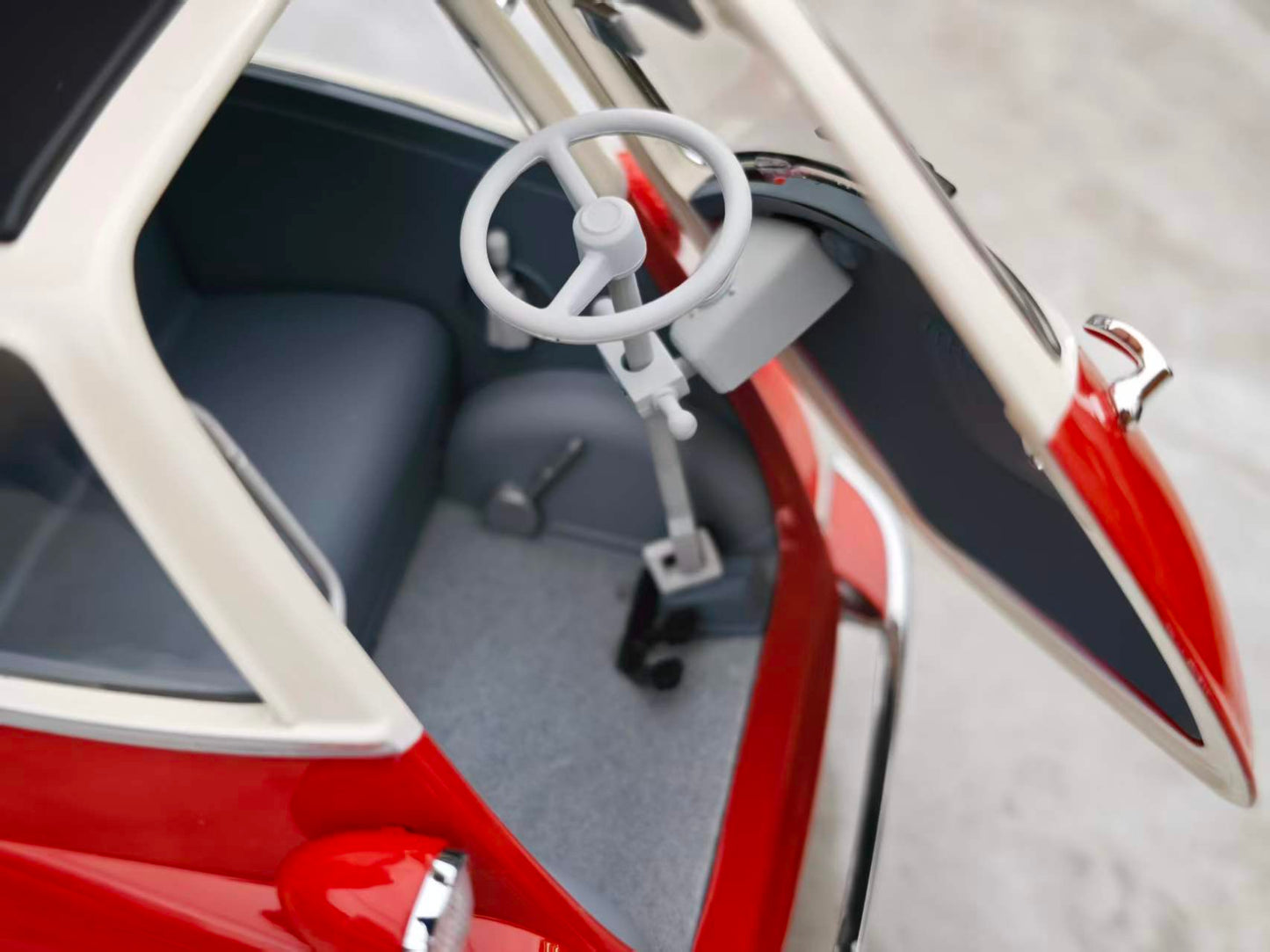MINICHAMPS 1:18 BMW ISETTA -1955 Red 110024001