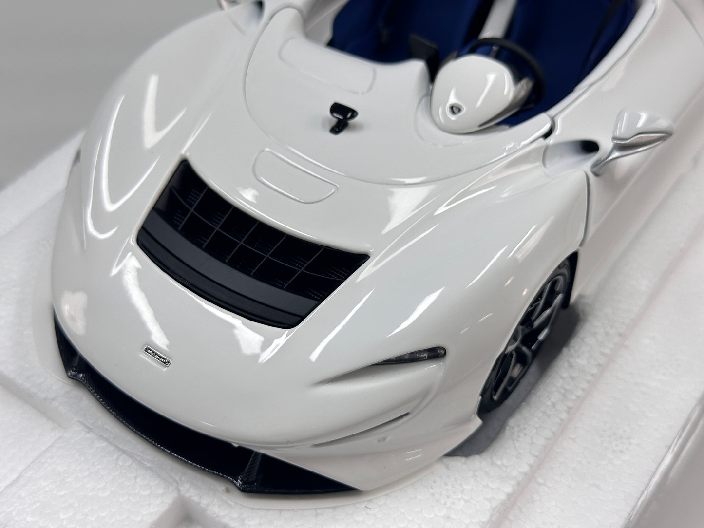 LCD 1/18 McLaren Elva Die-cast Model – Pearl White with Blue Interior (LCD18015-WH)