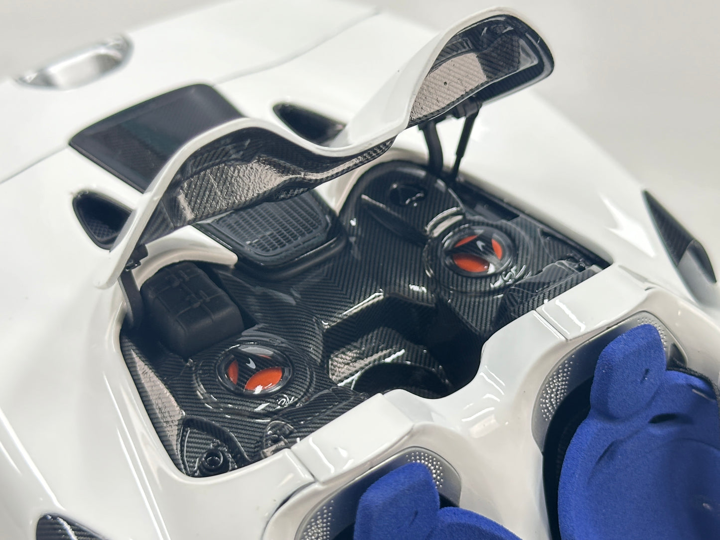 LCD 1/18 McLaren Elva Die-cast Model – Pearl White with Blue Interior (LCD18015-WH)