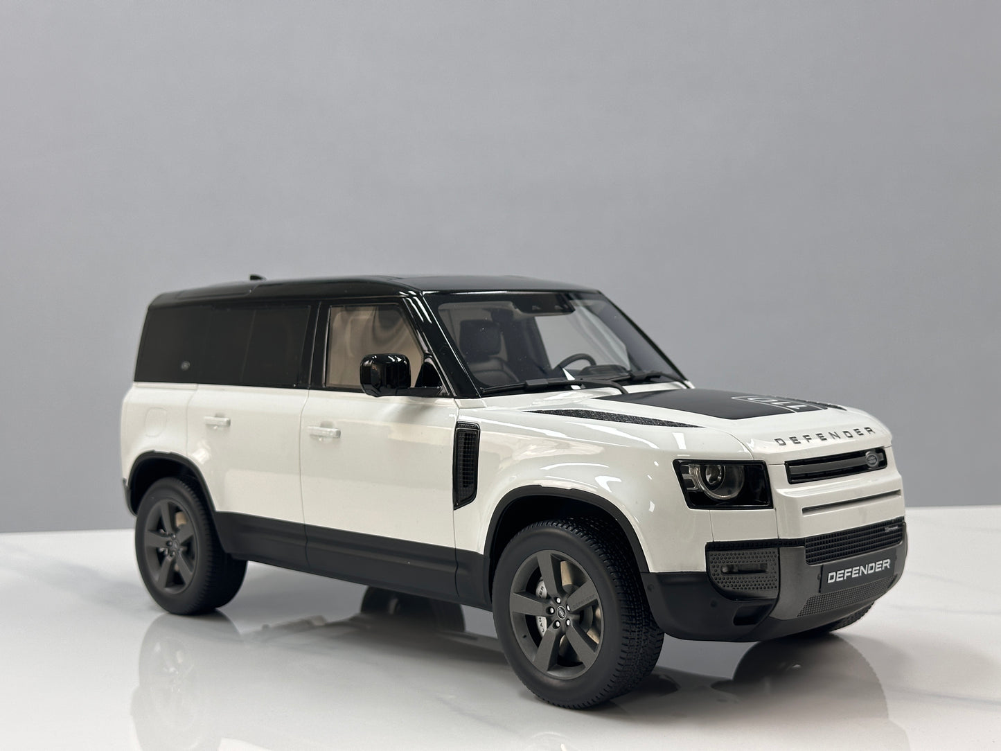 GT Spirit 1/12 Land Rover DEFENDER 110 P400X White GT554