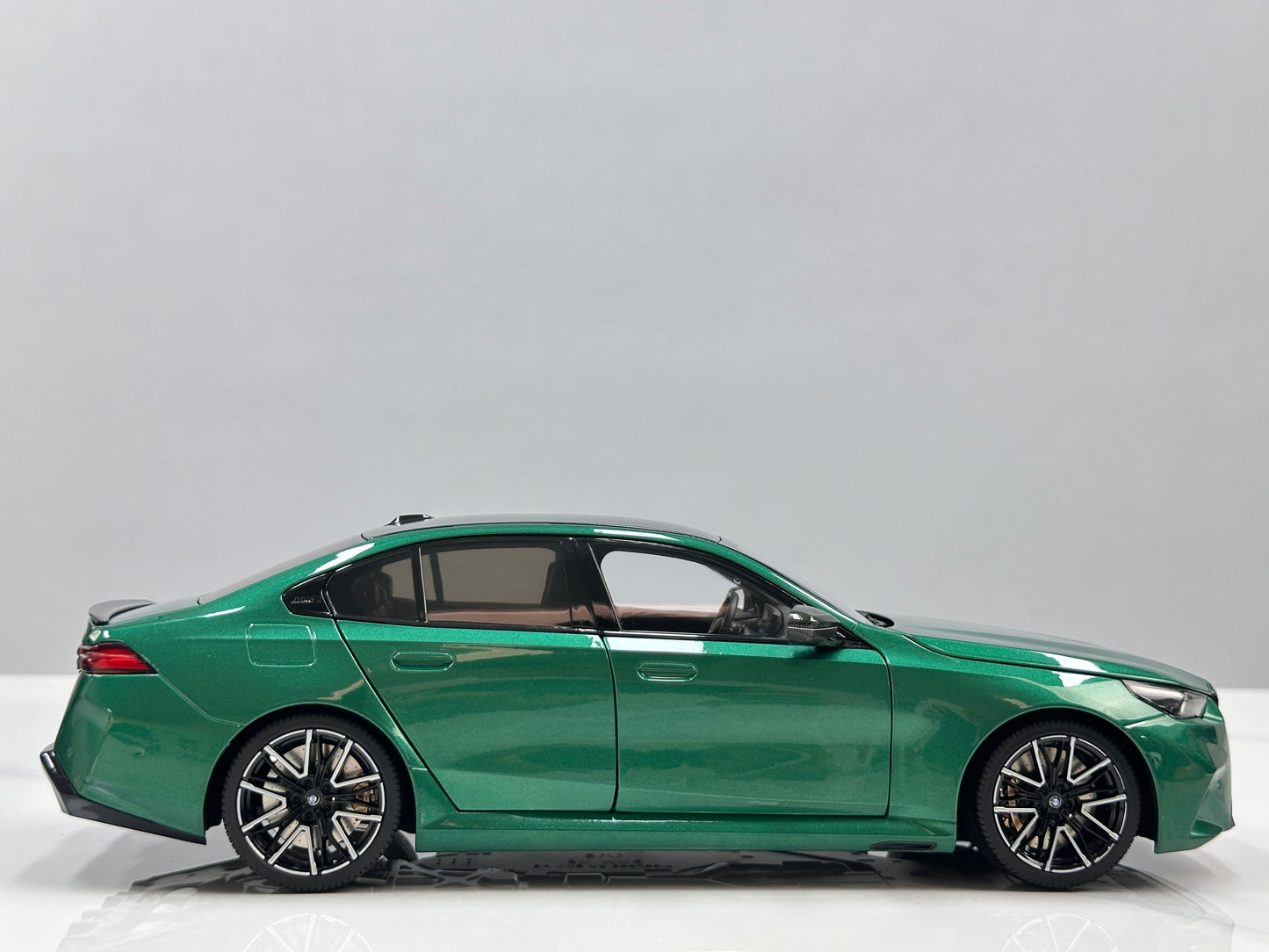 MINICHAMPS 1/18 BMW M5 (2024) Metallic Green 110023800