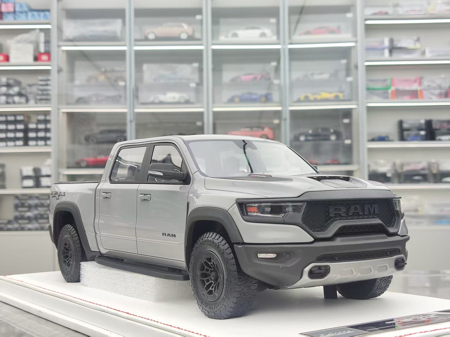 DiAMAanD 1/18 Dodge Ram TRX (Gray) DIA001
