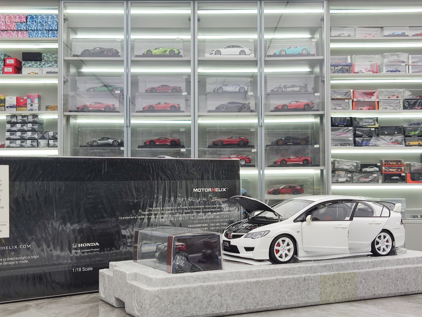 MOTORHELIX 1/18 Honda Civic Type R (FD2) 2007 Facelift MH307