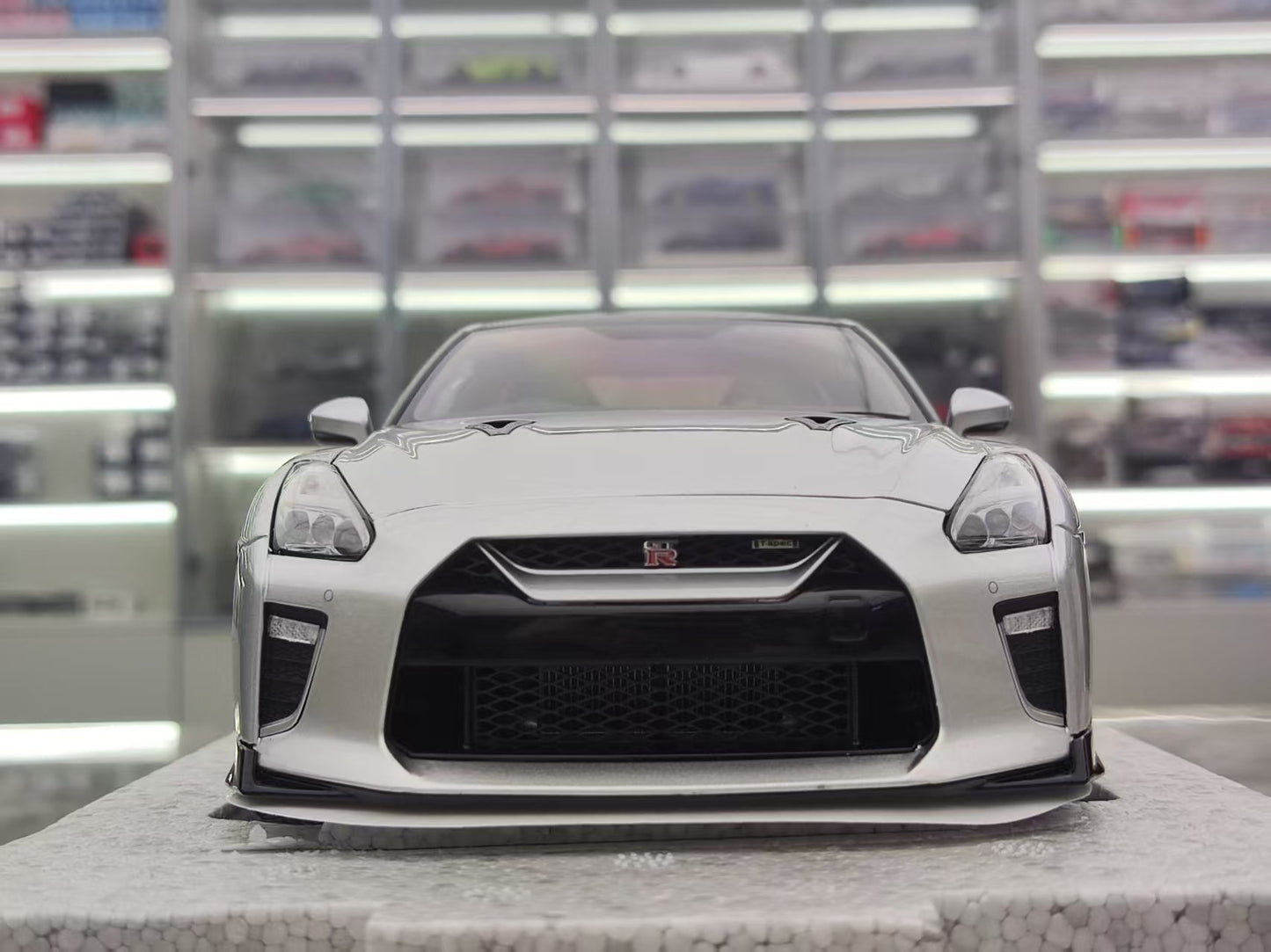 MOTORHELIX 1/18 Nissan GT-R (R35) Track Edition Engineered by NISMO T-Spec, Ultimate Metallic Silver, Car Model MH311
