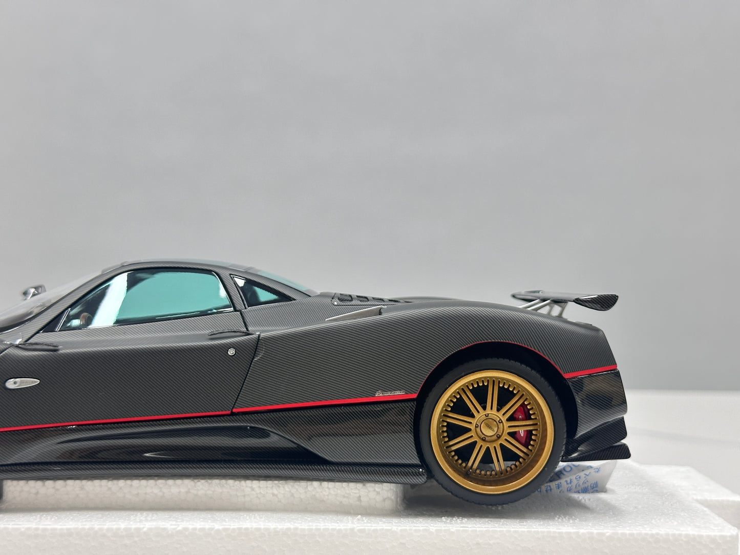 AR 1/18 Pagani Zonda F - 2005 Model - Matte Carbon Black with Red Stripes 850411001