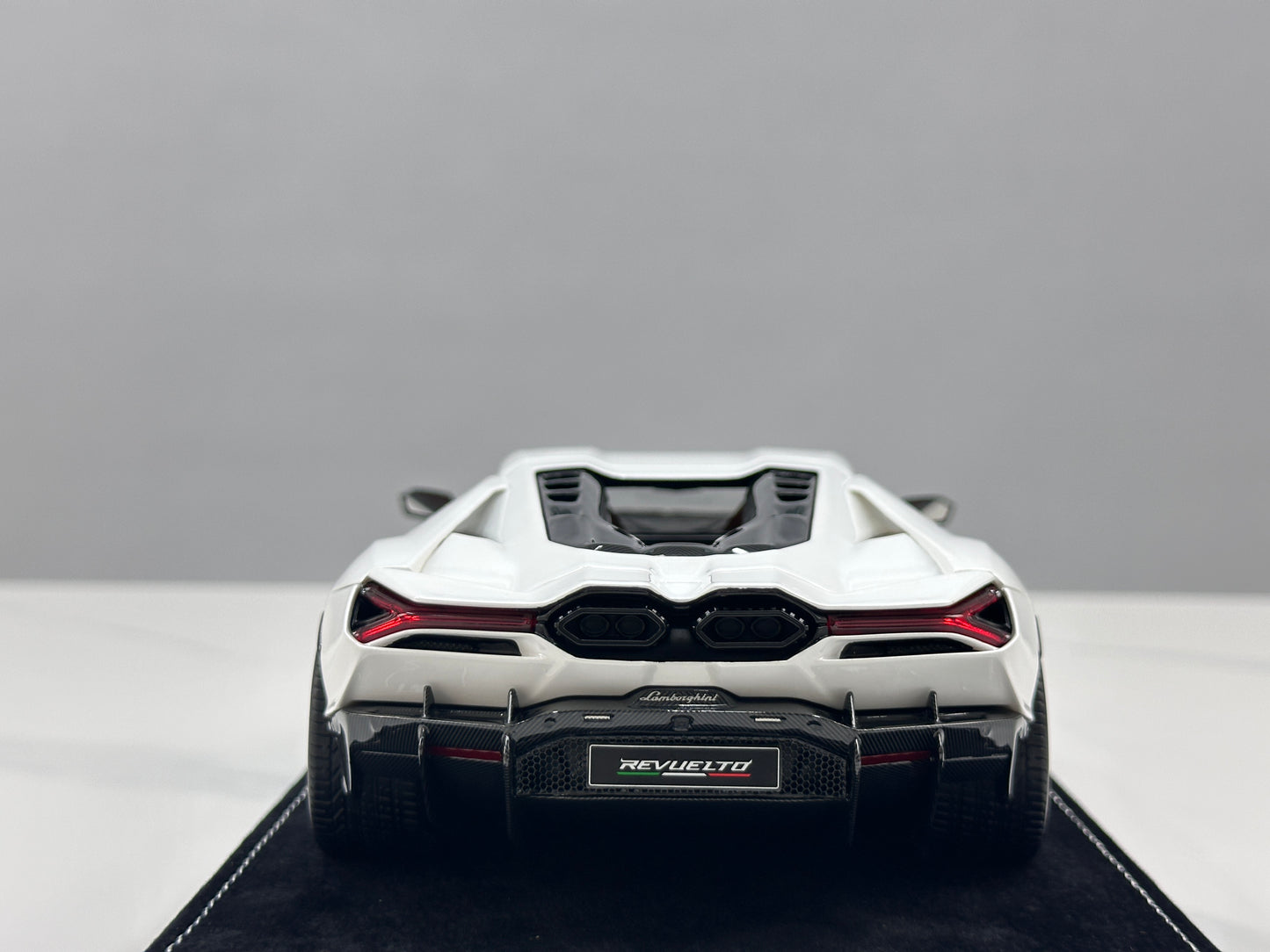 HH Model 1/18 Lamborghini Revuelto Metallic White HH616