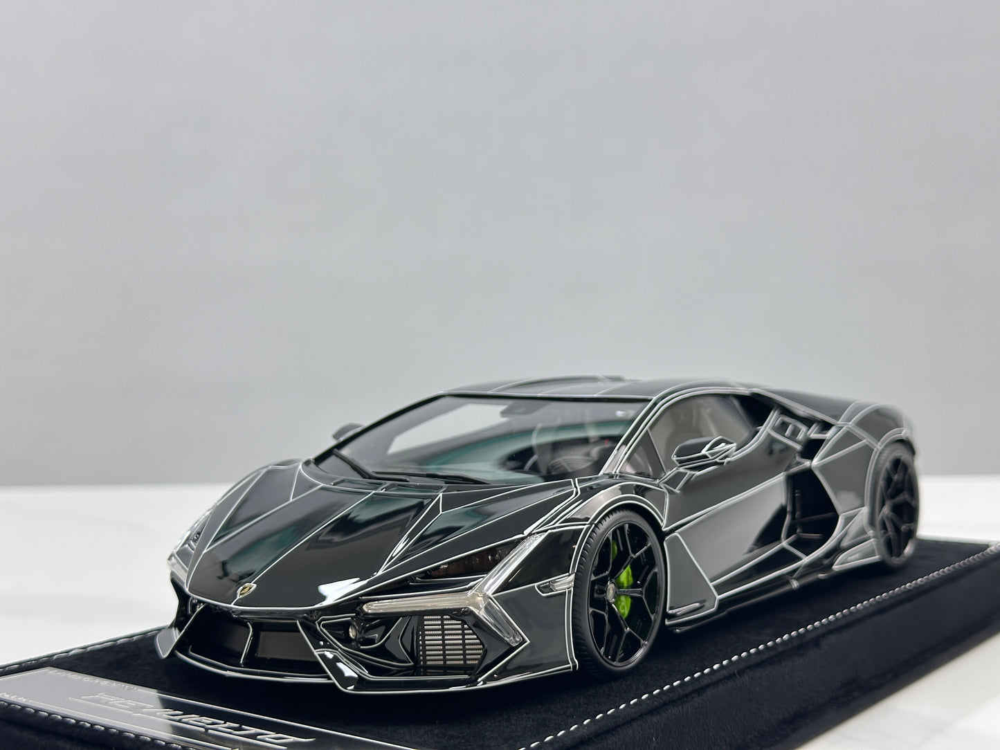 HH Model 1/18 Lamborghini Revuelto Black Luminous Crackle Pattern HH625