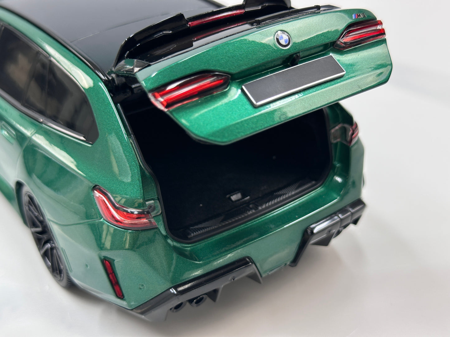 MINICHAMPS 1/18 BMW M5 Touring (2024) – Metallic Green (110023902)