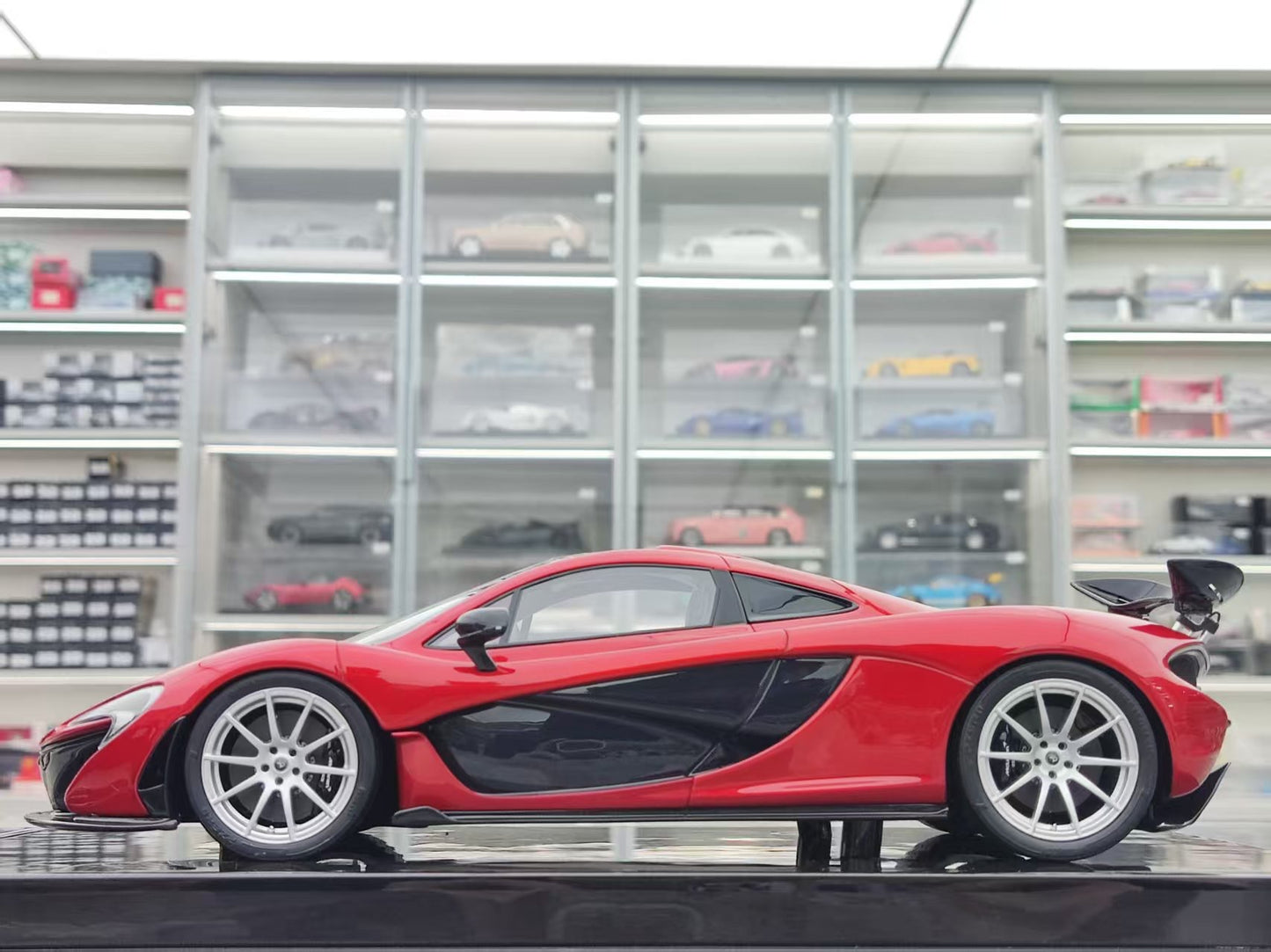 DINOMODEL 1/18 McLaren P1 Carbon Sole Volcano RED/SW DMP004