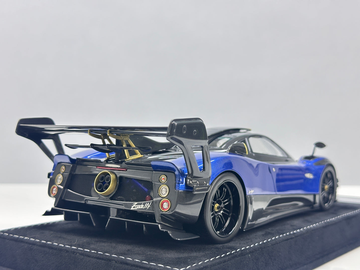HH Model 1/18 Pagani Zonda Blue & Black Carbon Fiber HH675