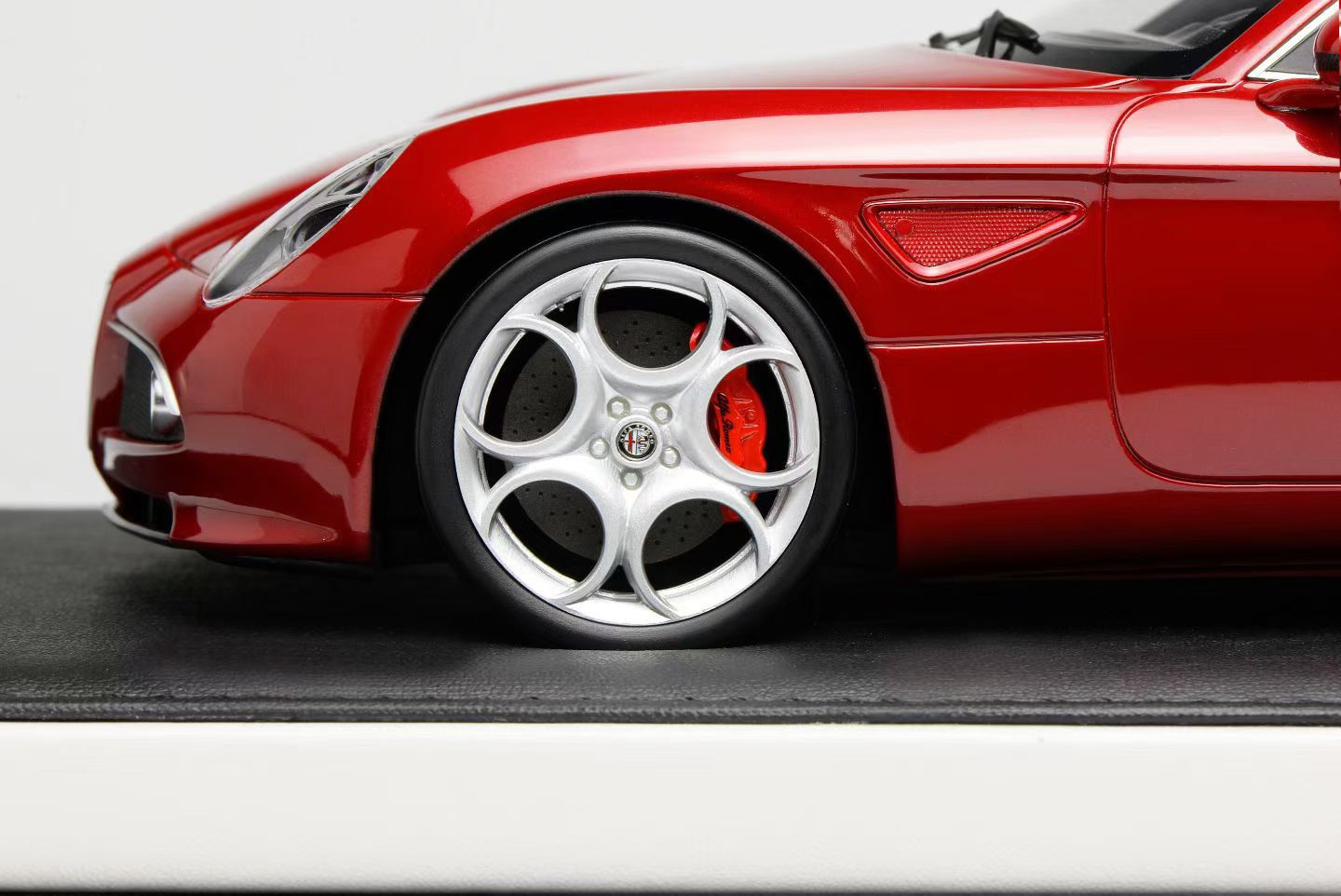 MOTORHELIX 1/18 Alfa Romeo 8C Competizione 2008 Alfa Red