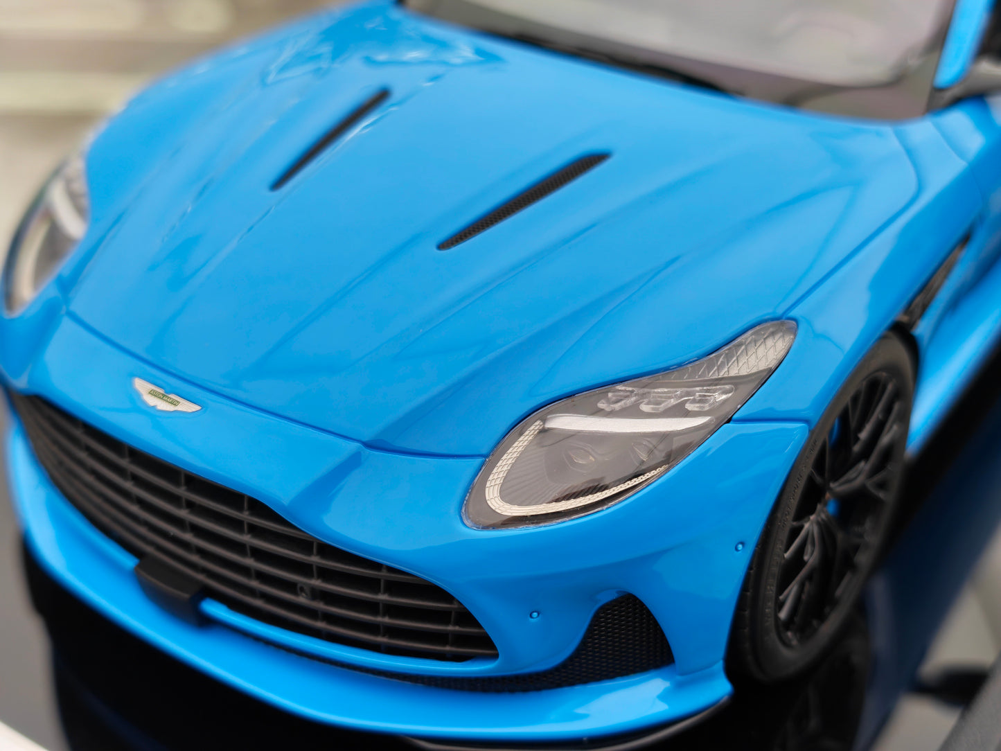 MOTORHELIX 1/18 Aston Martin DB12 COUPE Blue MH330