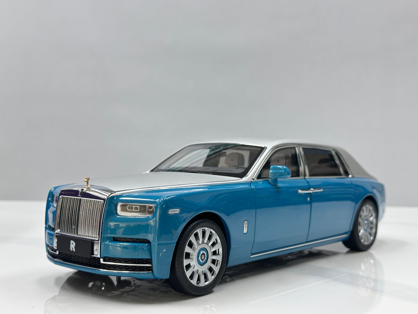 ZP 1/18 Rolls-Royce Phantom VIII – Silver/Turquoise Blue (ZP120)