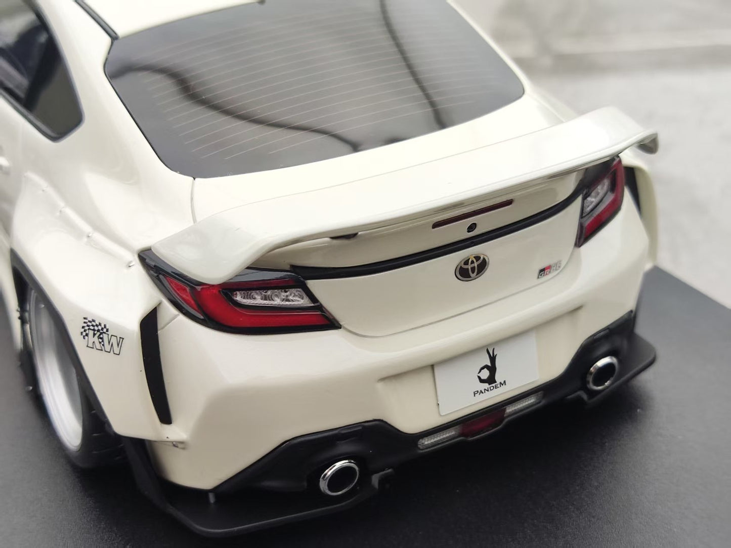 GT Spirit 1/18 Toyota GR86 Crystal White GT498