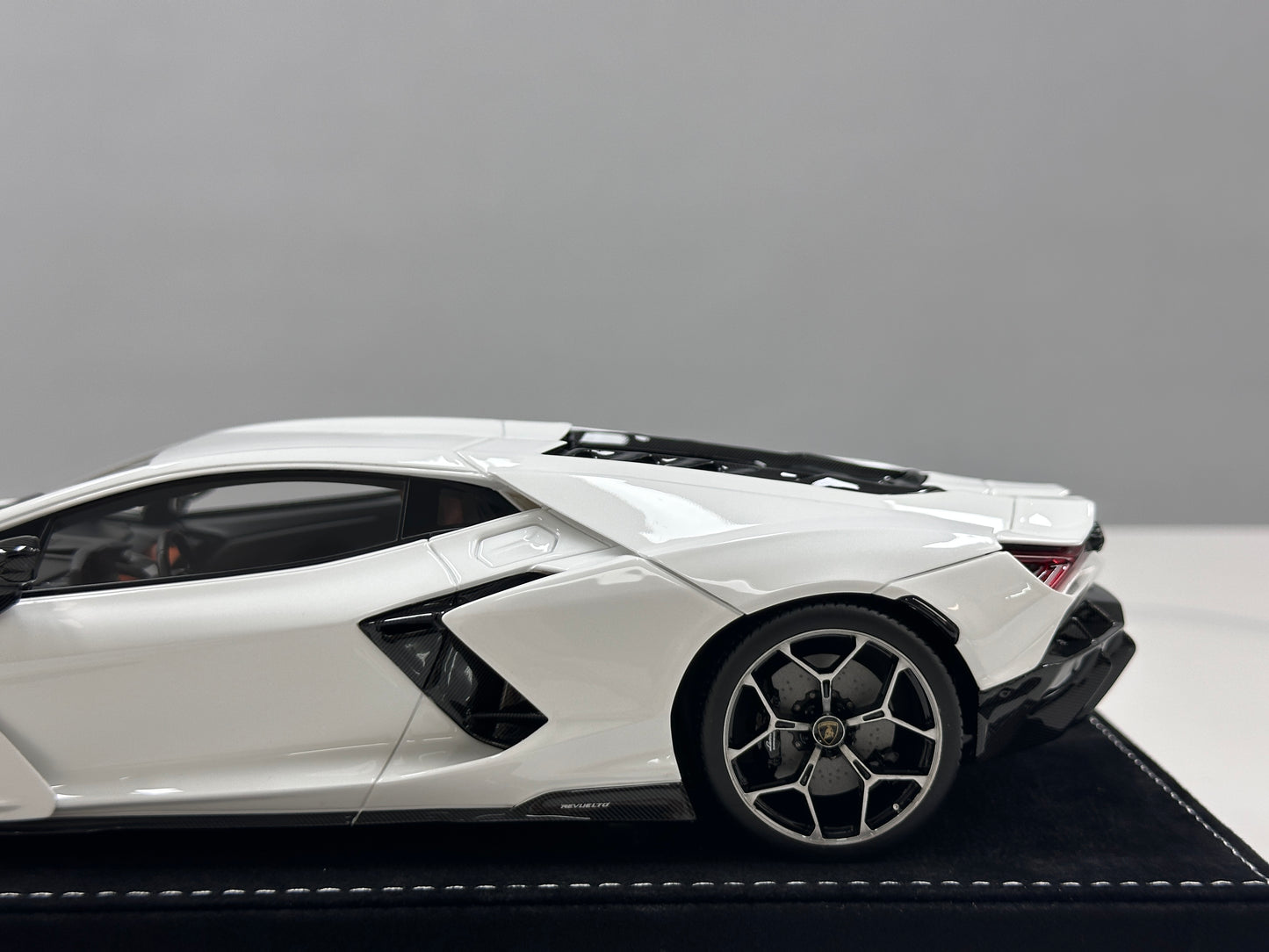 HH Model 1/18 Lamborghini Revuelto Metallic White HH616