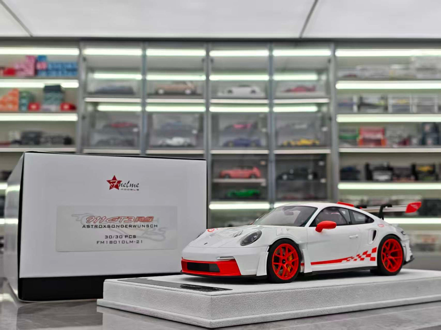 FuelMe 1/18 Porsche 992 GT3RS SASTRO FM18010LM-21