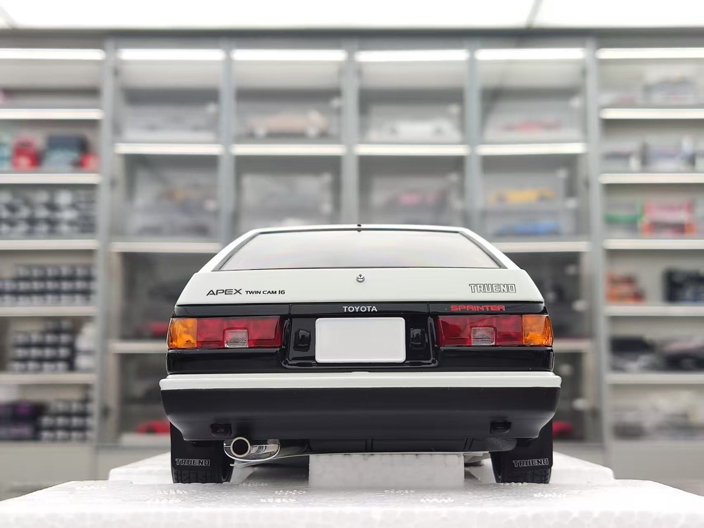 AUTO Art 1/18 Toyota SPRINTER TRUENO (AE86) Initial D Project D Final Version Black and White 78787