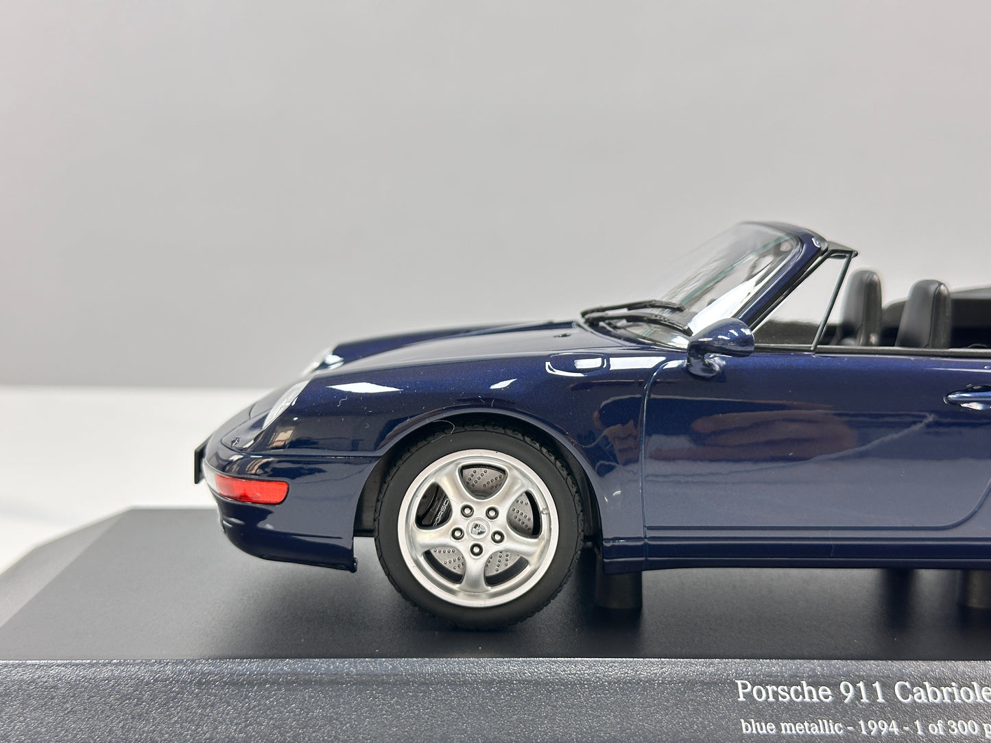 MINICHAMPS 1/18 Porsche 911 (993) Cabriolet Metallic Blue (155061130)
