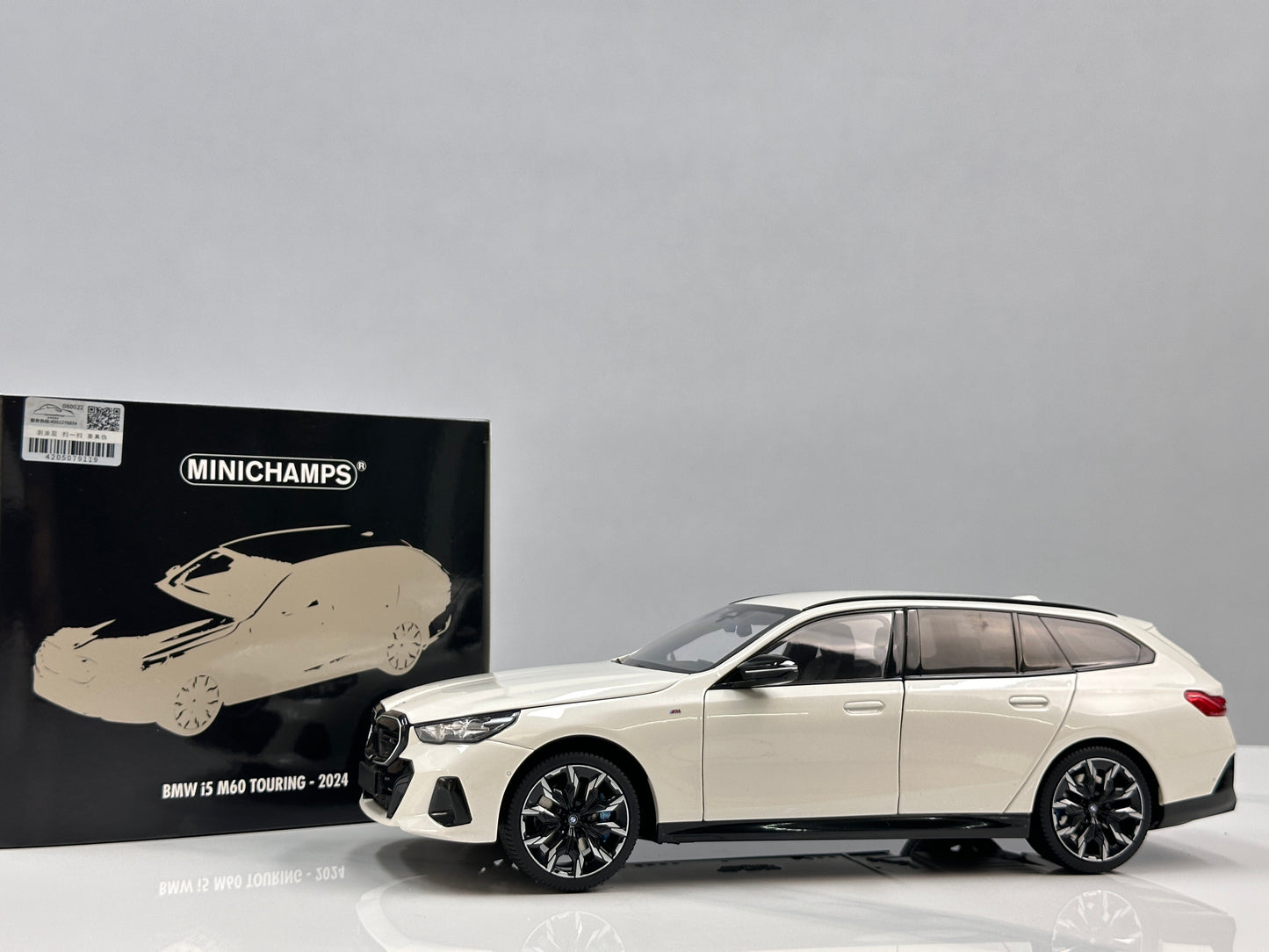 MINICHAMPS 1/18 BMW i5 M60 Touring 2024 Metallic White 110023601