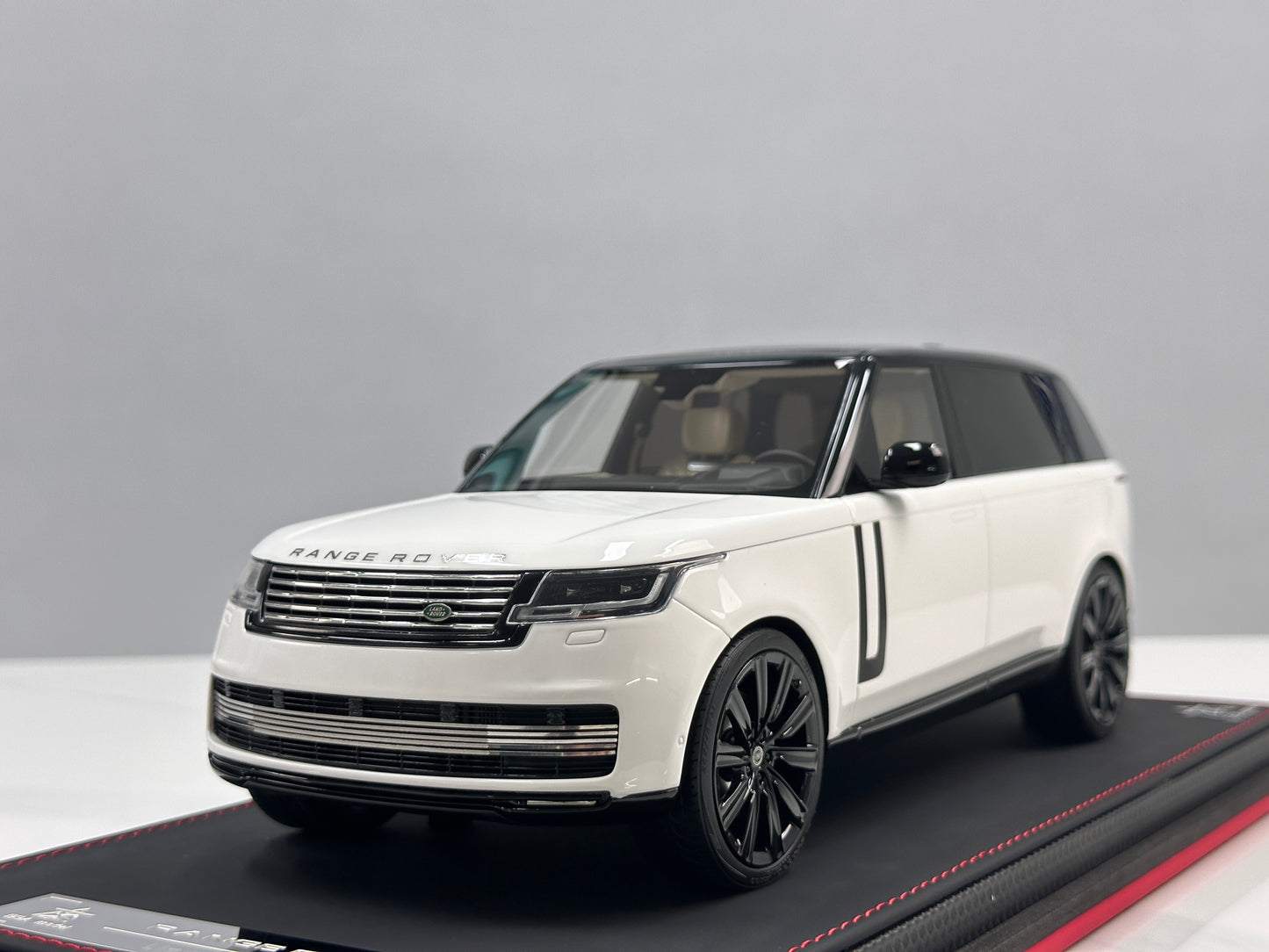 BBA MODEL 1/18 Land Rover Range Rover SVAutobiography – "Black & White Panda" (BBA067)