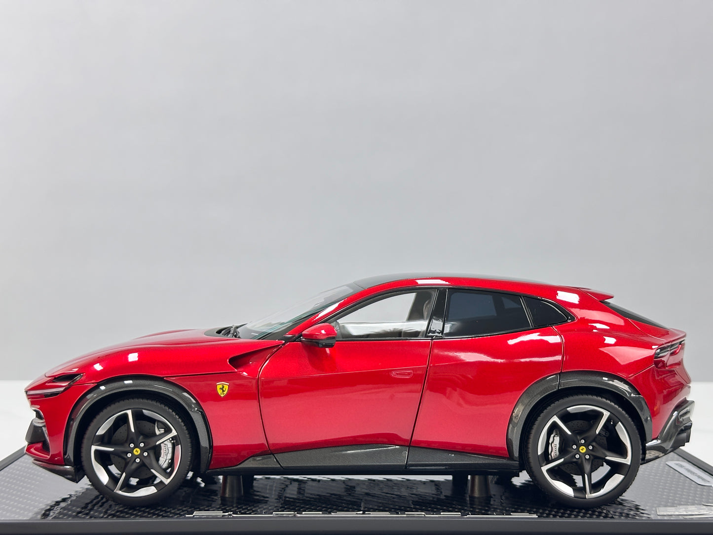 BBR 1/18 Ferrari Purosangue – Metallic Red, Black Roof, Carbon Fiber Underbody (HE180052BCH)