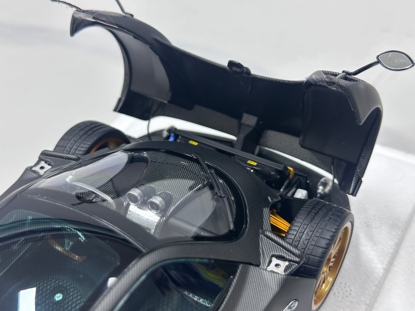 AR 1/18 Pagani Zonda F - 2005 Model - Matte Carbon Black with Red Stripes 850411001