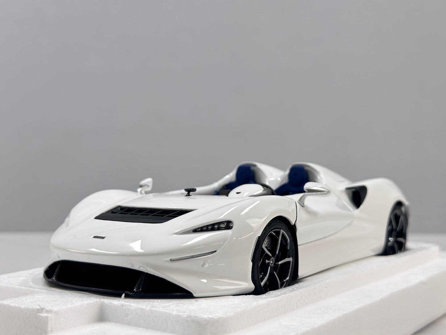 LCD 1/18 McLaren Elva Die-cast Model – Pearl White with Blue Interior (LCD18015-WH)