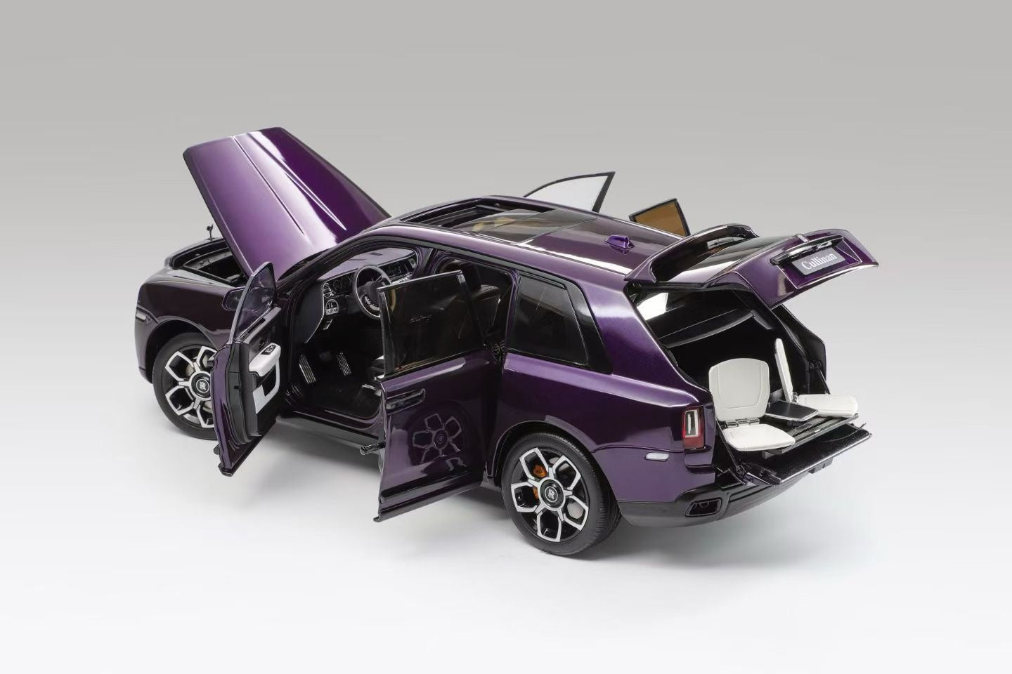 OEM leather version, 1/18 scale alloy full-opening Rolls-Royce Cullinan BB fishing seat version