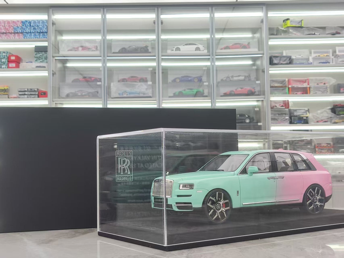 GL 1/18 Rolls-Royce Cullinan Green and Pink Model Car JS-GL035