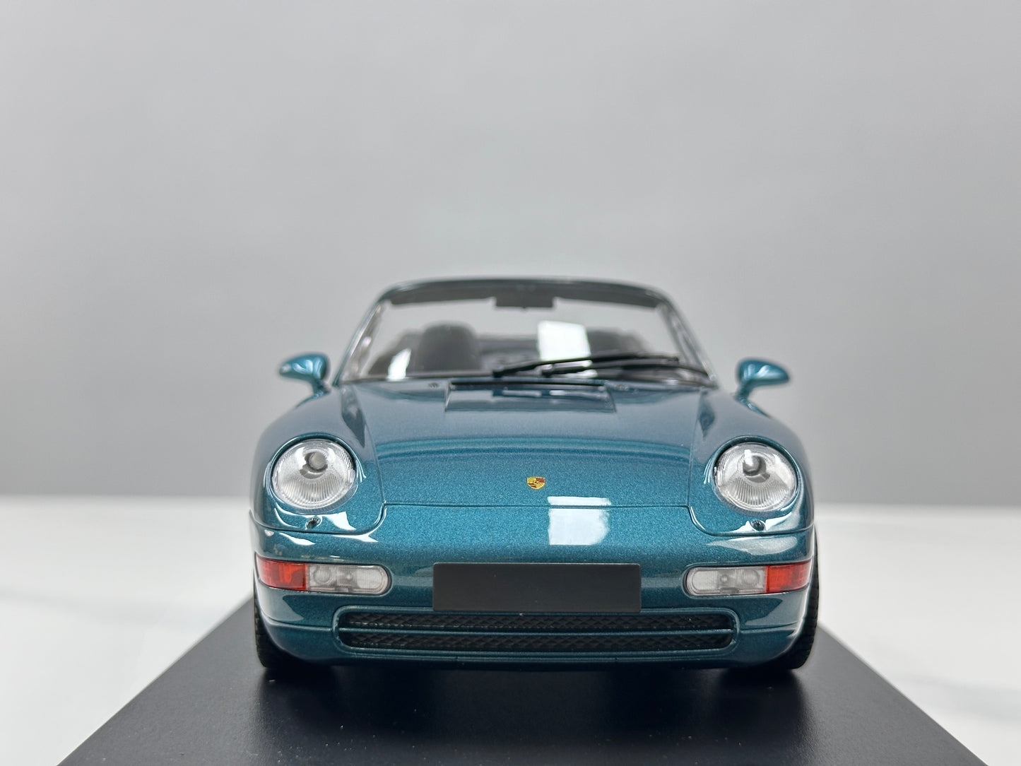 MINICHAMPS 1/18 Porsche 911 (993) Cabriolet – Metallic Green (155061132)