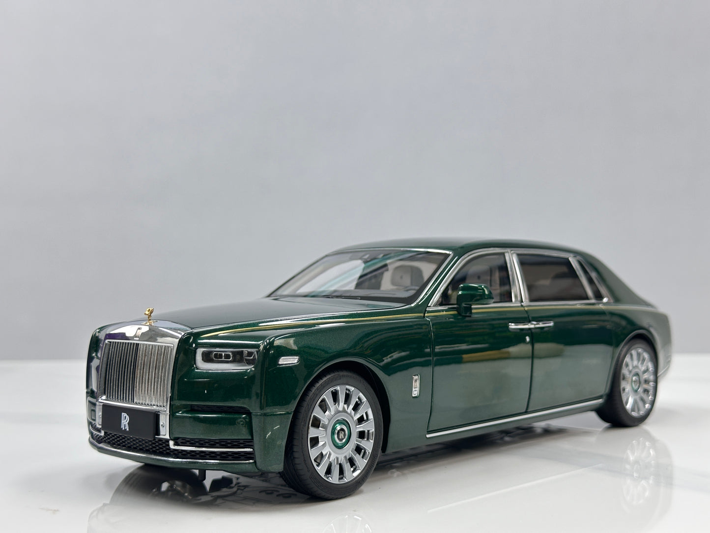ZP 1/18 Rolls-Royce Phantom VIII (Gold Badge / Leather Suitcase Edition) – Peninsula Green (ZP117)