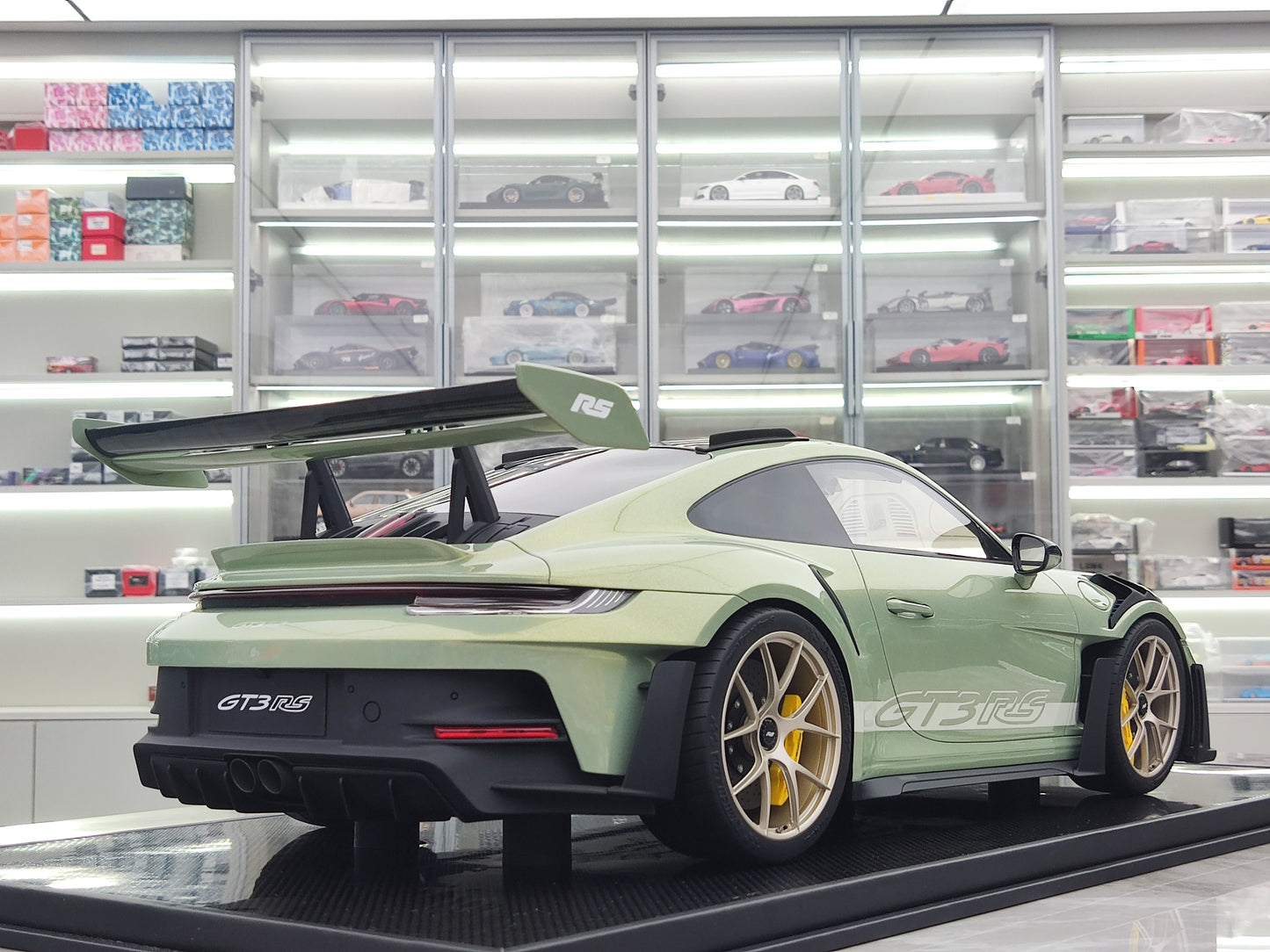 Dino Model 1/8 Porsche 992 GT3RS PR555P