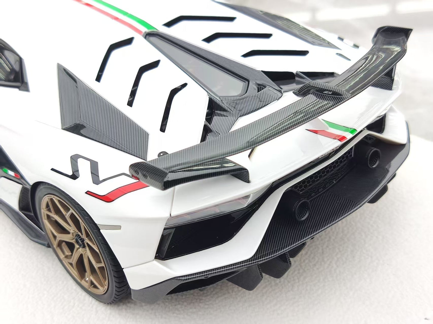 MAKEUP 1/18 Lamborghini Aventador SVJ White EML025F