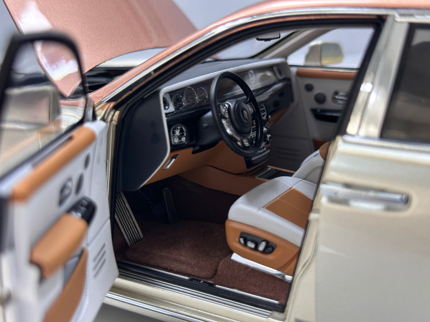 ZP 1/18 Rolls-Royce Phantom VIII Rose Gold/Champagne Gold ZP121