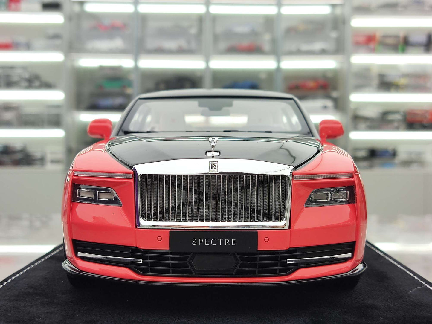 HH Model 1/18 Rolls-Royce Spectre, Shy Pink/Piano Black, HH374