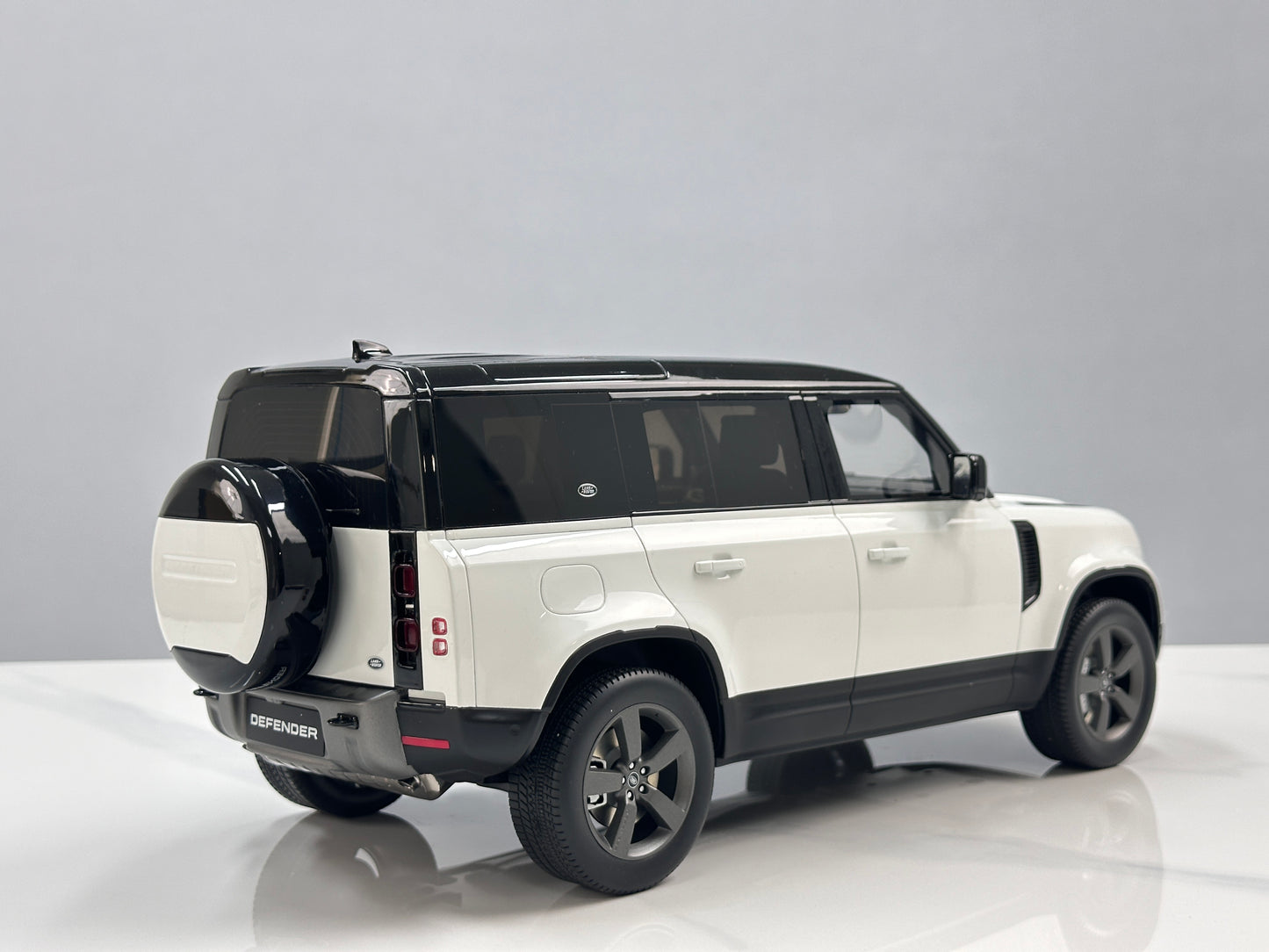 GT Spirit 1/12 Land Rover DEFENDER 110 P400X White GT554
