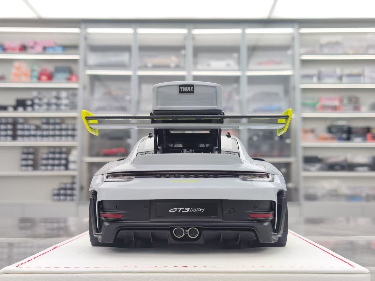 IVY 1/18 Porsche 992 GT3 RS Metallic Ice Grey IM1837IGG