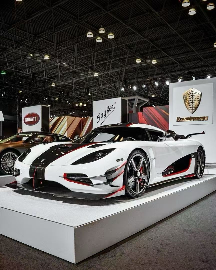 Dino Model 1/18 Koenigsegg One 1 Resin Full-Open Limited Edition Model Car