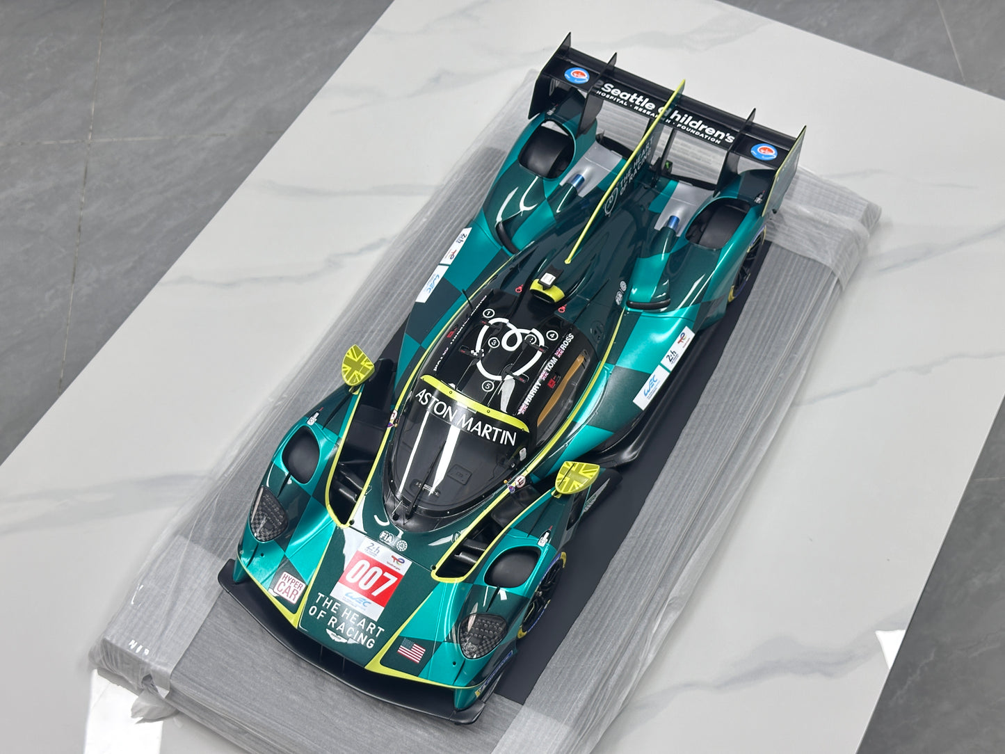 Spark 1/8 Aston Martin VALKYRIE NO.007 Black and Green Livery 08S003