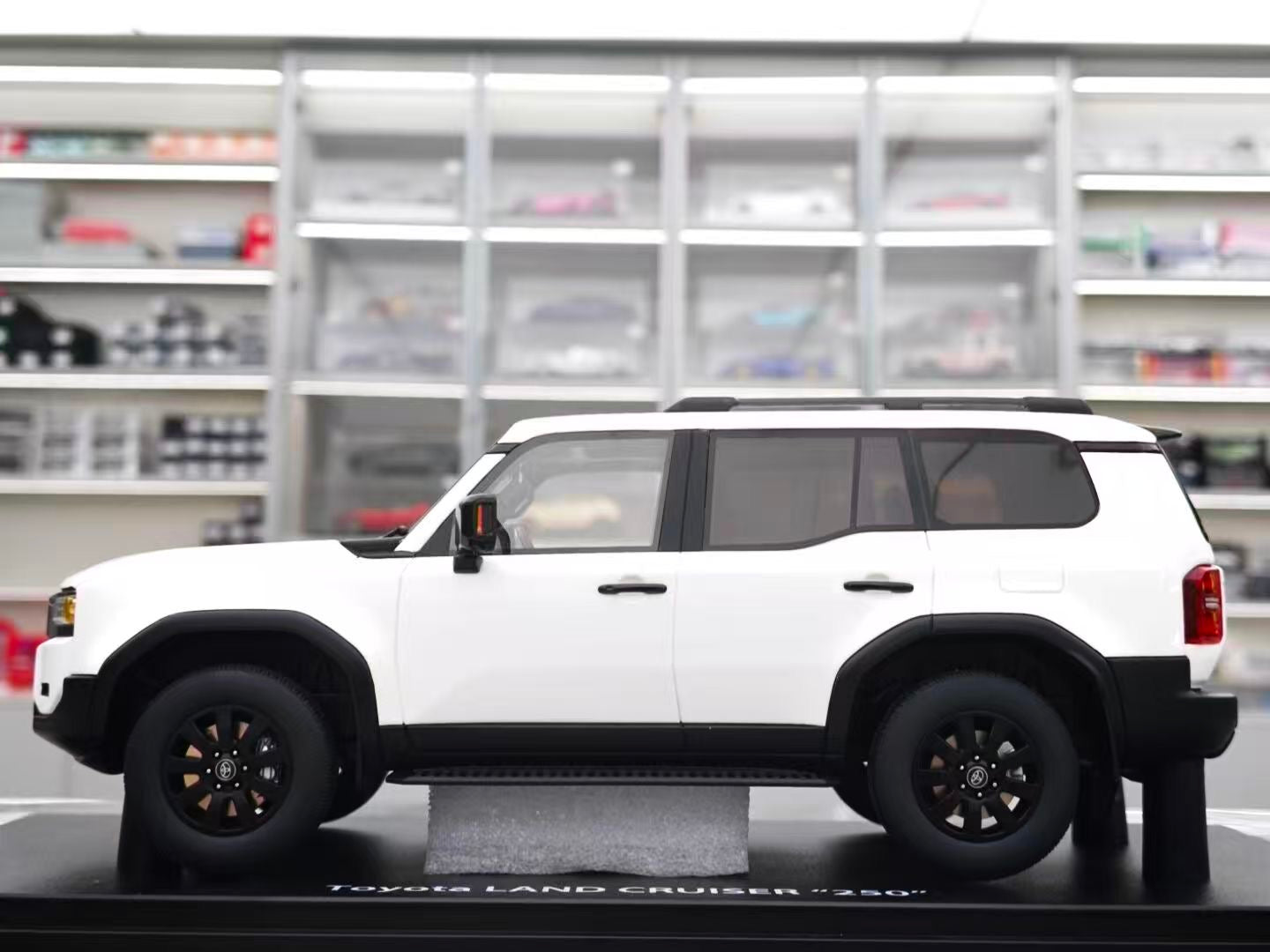 KYOSHO 1/18 Toyota Land Cruiser 250 KY210
