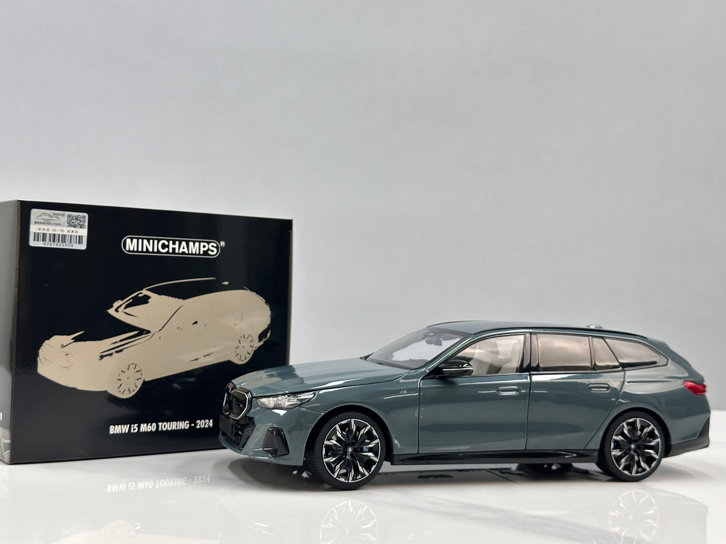 MINICHAMPS 1/18 BMW i5 M60 Touring 2024 Metallic Green 110023600