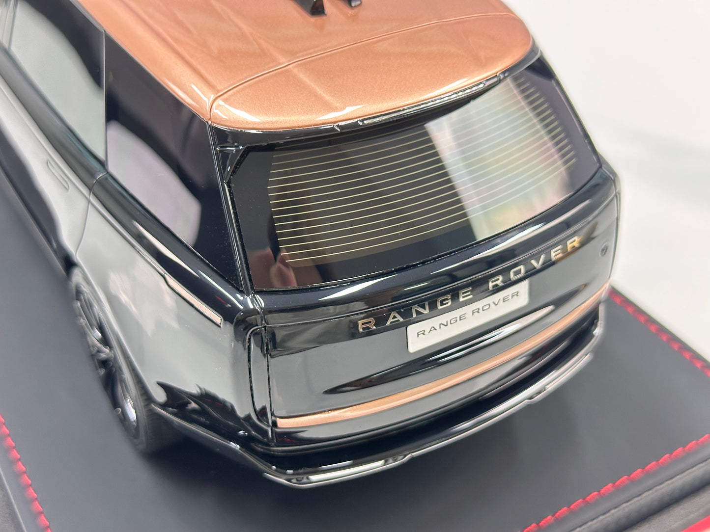 BBA MODEL 1:18 Land Rover Range Rover Autobiography – Black & Gold (BBA066)