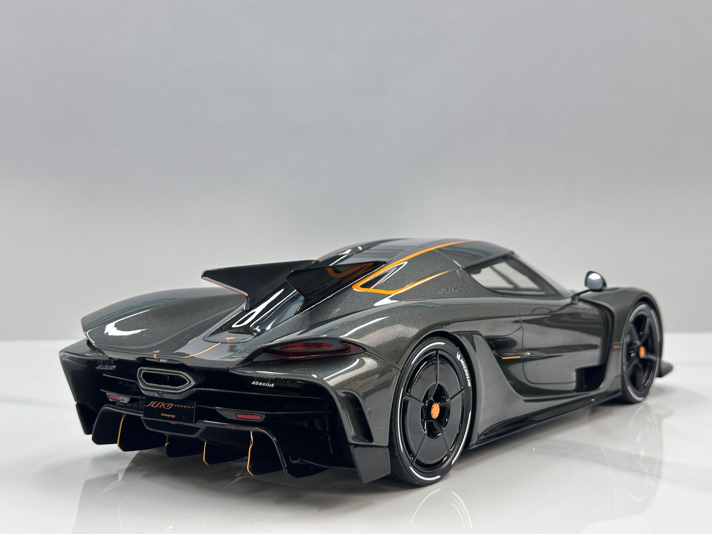 GT Spirit 1/12 Koenigsegg Jesko Absolut 0-400-0 km/h Record – Grey (GT575)