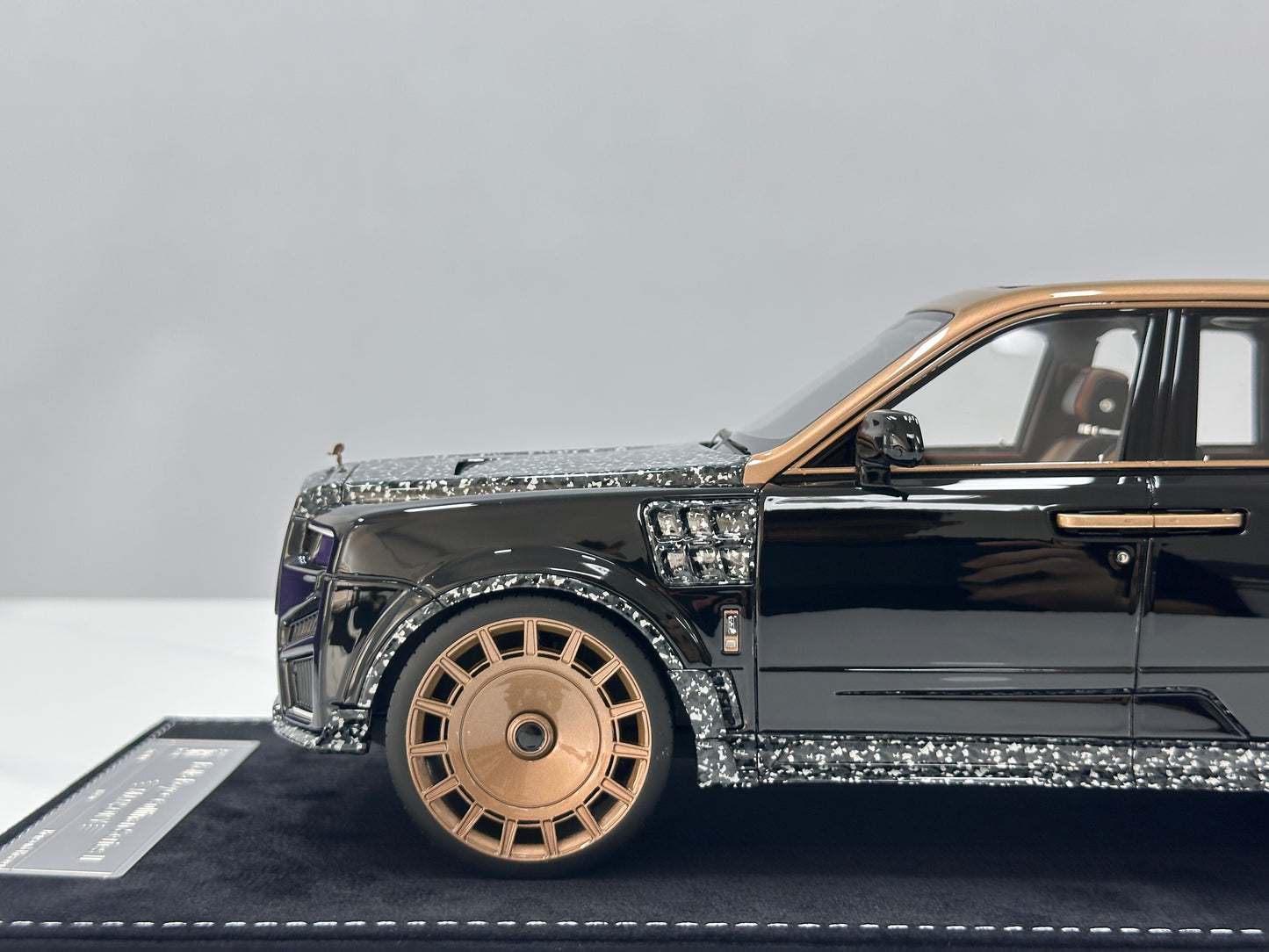 HH MODEL 1/18 Rolls-Royce Cullinan Series II MANSORY – Piano Black / Gold Plated (HH699)