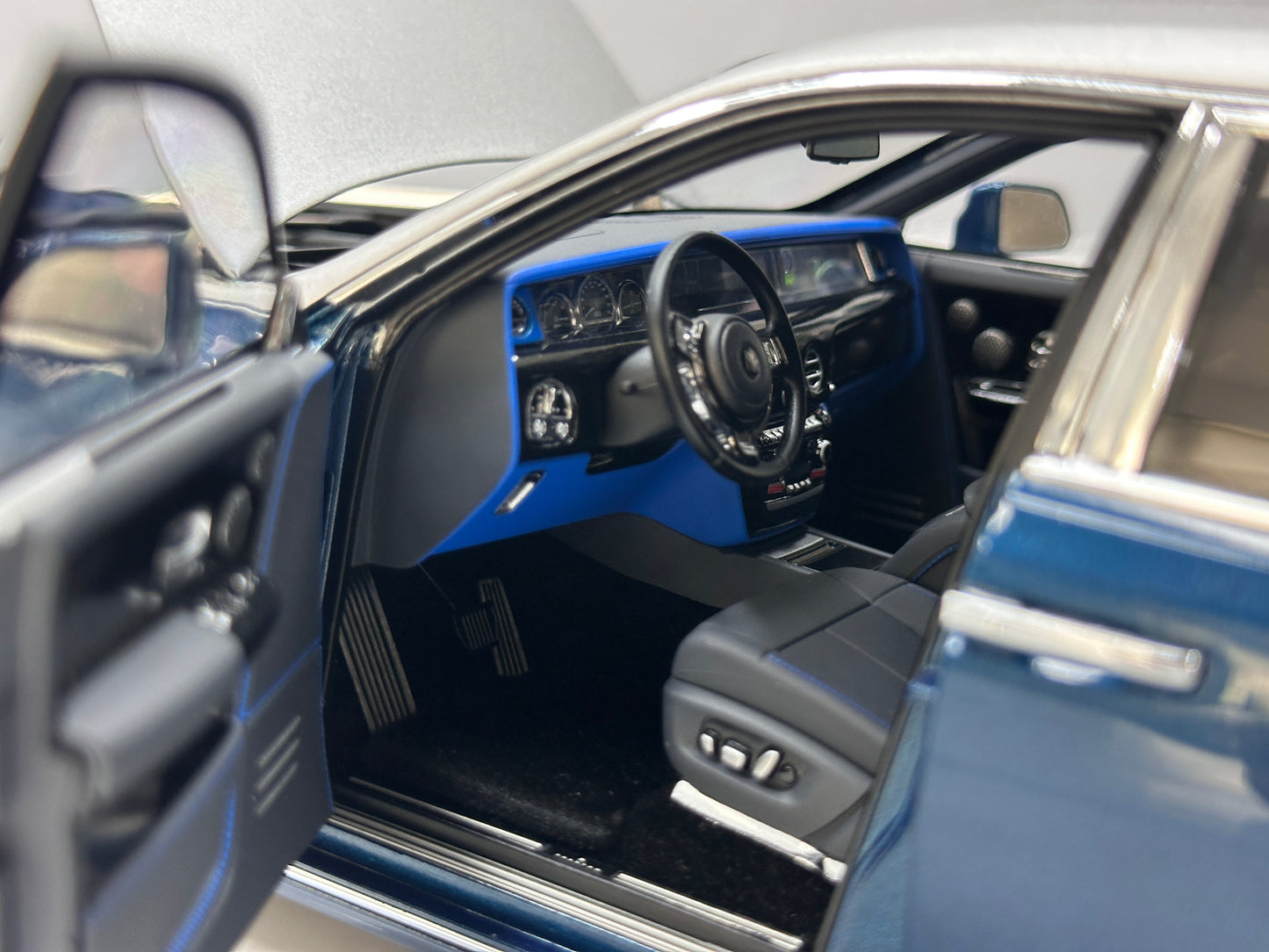 ZP 1/18 Rolls-Royce Phantom VIII – Silver / Pikes Peak Blue (ZP122)